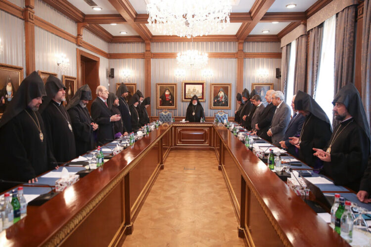 სომხეთის ეკლესია ნიკოლ ფაშინიანს ანტიეკლესიური კამპანიის წამოწყებაში ადანაშაულებს