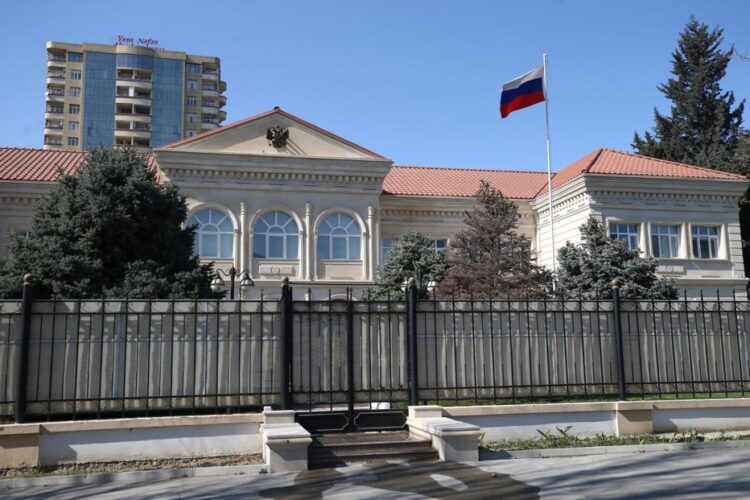 აზერბაიჯანში რუსეთის საელჩოს ცნობით, რუსეთის მოქალაქეებისგან, მათ შორის ტურისტებისგან, ფიზიკური ძალადობისა და საბუთების შემოწმების შესახებ საჩივრები მიიღეს