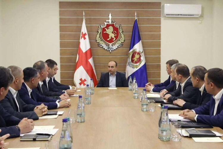 შინაგან საქმეთა მინისტრმა გეკა გელაძემ, პირველ მოადგილესთან, როლანდ მესხთან ერთად, ბათუმში, პოლიციის დეპარტამენტების ხელმძღვანელებთან სამუშაო შეხვედრა გამართა