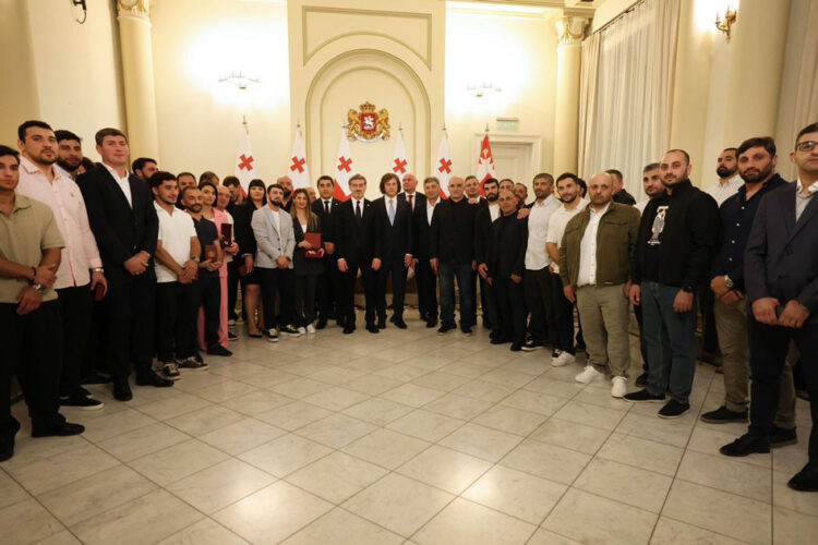 პრემიერ-მინისტრისა და პარლამენტის თავმჯდომარის ერთობლივი წარდგინების საფუძველზე, პრეზიდენტმა ძიუდოისტთა ეროვნული ნაკრების წევრები დააჯილდოვა