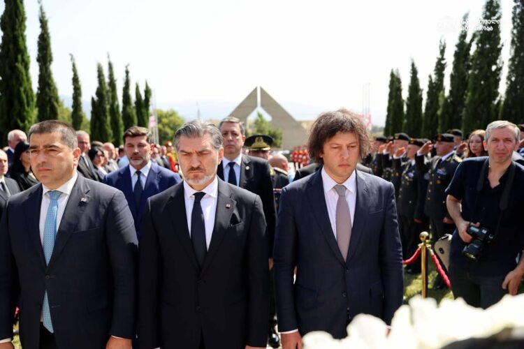 17 წელი აგვისტოს ომიდან – მთავრობის მეთაურმა და წევრებმა მუხათგვერდის ძმათა სასაფლაოზე აგვისტოს ომში დაღუპულების ხსოვნას პატივი მიაგეს