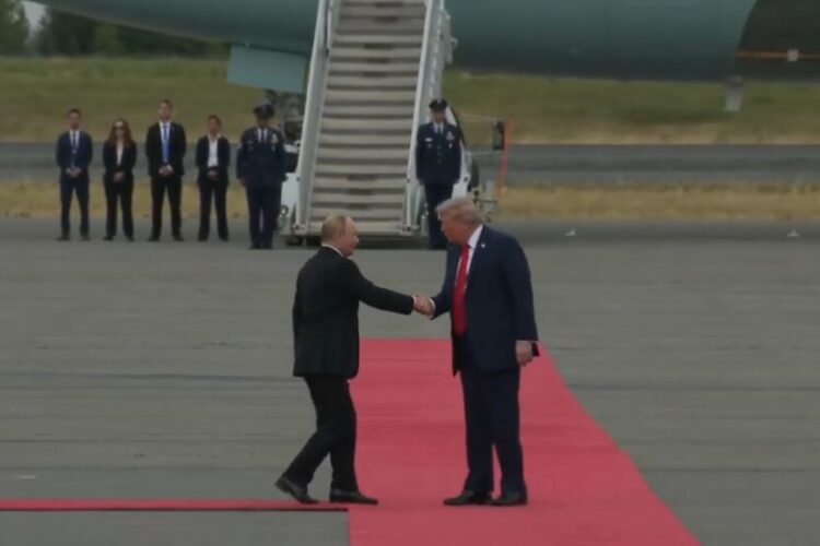 დონალდ ტრამპი და ვლადიმერ პუტინი ალასკის შტატის ქალაქ ანკორიჯის აეროპორტში შეხვდნენ