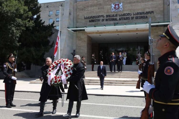გეკა გელაძემ 2008 წლის აგვისტოს საომარი მოქმედებების დროს სამსახურებრივი მოვალეობის შესრულებისას დაღუპული პოლიციელების მემორიალი გვირგვინით შეამკო