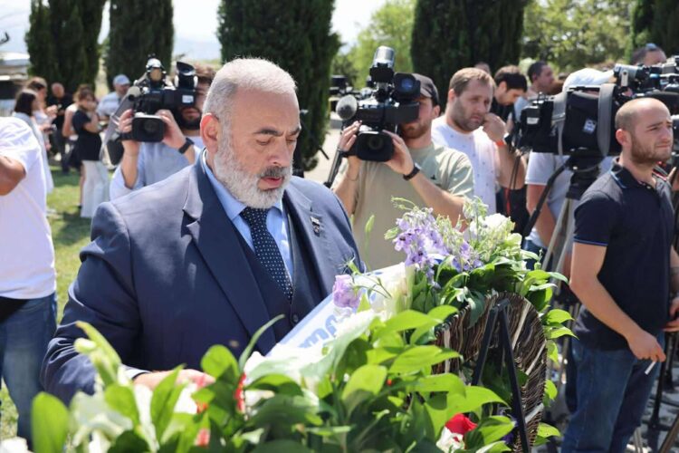 კობა კობალაძე: ,,ეს არის ერთ-ერთი დღე,როდესაც სიცოცხლემ კვლავ გაიმარჯვა სიკვდილზე!.. ეს არის დღე, როდესაც ერი და ბერი თავდახრილი,ამ გმირების მარადიულ სასუფეველზე უნდა საუბრობდეს!..”