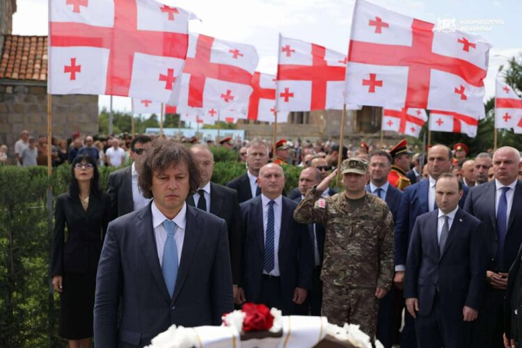 მთავრობის მეთაურმა, პრეზიდენტ მიხეილ ყაველაშვილთან, პარლამენტის თავმჯდომარე შალვა პაპუაშვილთან ერთად პატივი მიაგო 2008 წლის 11 აგვისტოს სოფელ შინდისთან გმირულად დაღუპული ქართველი სამხედროების ხსოვნას