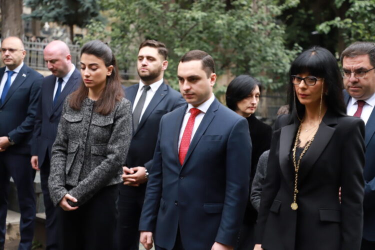 აფხაზეთის ავტონომიური რესპუბლიკის მთავრობის თავმჯდომარემ ჟიული შარტავას ხსოვნას პატივი მიაგო