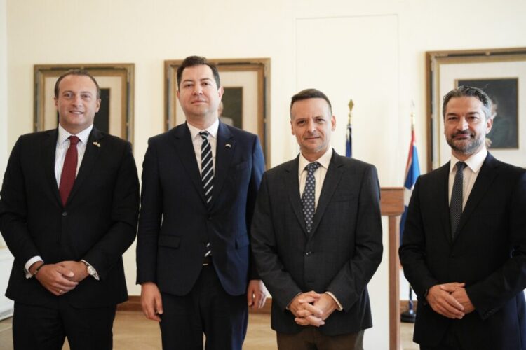 აფხაზეთის მთავრობის წევრები საბერძნეთში სამუშაო ვიზიტის ფარგლებში ათენის მერს, ჰარის დუკასს შეხვდნენ