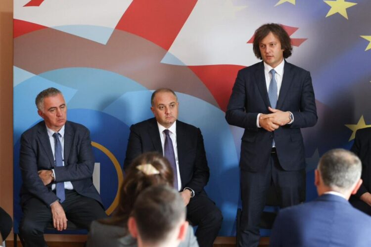 ირაკლი კობახიძე წალენჯიხაში, „ქართული ოცნების“ საარჩევნო შტაბში მერობის კანდიდატ გუბა საჯაიას, პარტიის აქტივს და მხარდამჭერებს შეხვდა