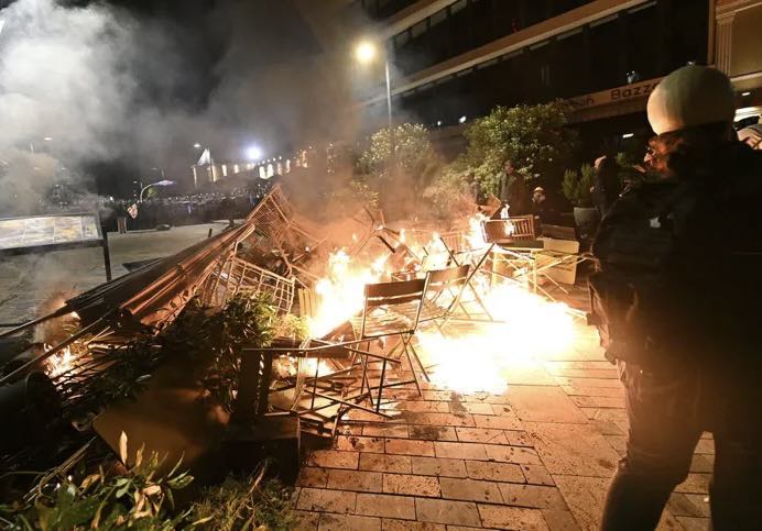 აქციის მონაწილეებმა საქართველოს პრეზიდენტის სასახლის მიმდებარე ტერიტორიაზე სხვადასხვა საგნებს ცეცხლი წაუკიდეს