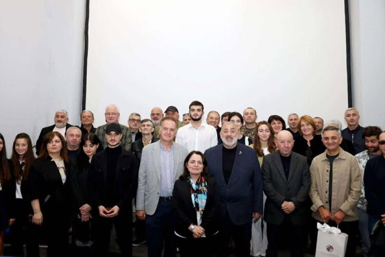 „ამბავი უცნობი გმირისა’’- ეროვნულ ბიბლიოთეკის კინოდარბაზში ევროპული სკოლის მოსწავლეების მიერ გადაღებული დოკუმენტური ფილმის ჩვენება გაიმართა