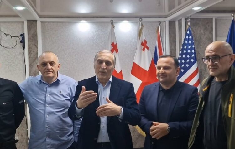 პაატა ბურჭულაძე – დღეს არის დიდგორი, სცენიდან წავიკითხავთ დეკლარაციას, რომელსაც ქართველი ხალხი მიიღებს და იმ წუთიდან ხელისუფლება ხალხის ხელში იქნება