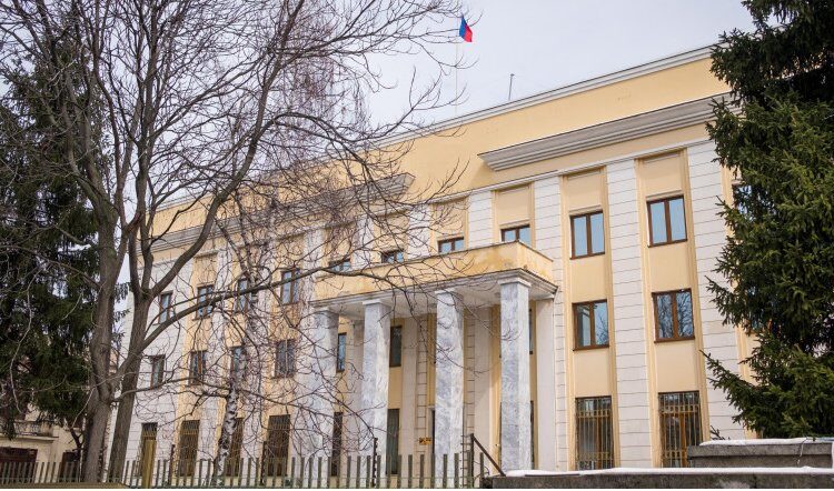 ბუქარესტში მამაკაცმა რუსეთის საელჩოს ტერიტორიაზე ავტომობილით შეჭრა სცადა