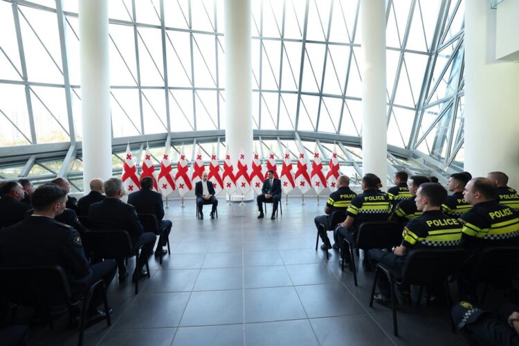 გეკა გელაძემ საპატრულო პოლიციის დეპარტამენტის ხელმძღვანელ პირებთან და თანამშრომლებთან შეხვედრა გამართა