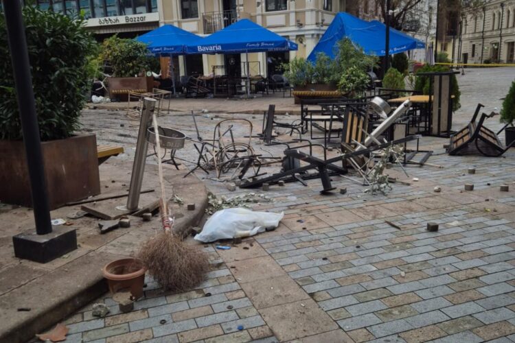 გუშინდელი საპროტესტო აქციების შედეგად დაზიანებული ინფრასტრუქტურის შესახებ თბილისის მერია განცხადებას და ფოტო-ვიდეომასალას ავრცელებს