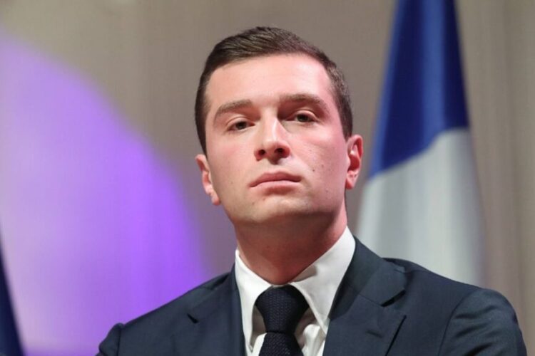 საფრანგეთის პრემიერ-მინისტრის გადადგომის შემდეგ, ულტრამემარჯვენეები ქვეყანაში ვადამდელი არჩევნების დანიშვნას ითხოვენ