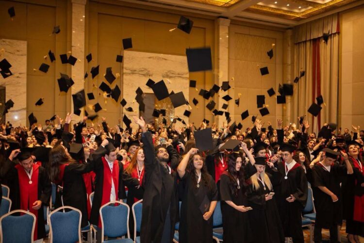 8 ნოემბერს, სასტუმრო „ბილტმორში“, გრუნის კურსდამთავრებულთა გამოსაშვები საღამო გაიმართა