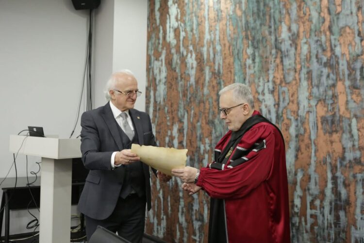 გრუნის აკადემიური კომიტეტის გადაწყვეტილებით, განათლებისა და მეცნიერების განვითარებაში შეტანილი განსაკუთრებული წვლილისათვის,  პროფესორ ვლადიმერ პაპავას გრუნის საპატიო დოქტორის წოდება მიენიჭა