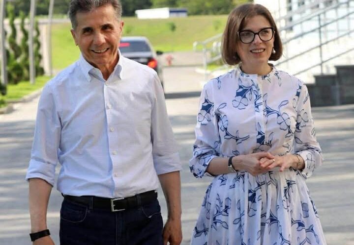 ბიძინა ივანიშვილი – გილოცავთ დამდეგ შობა-ახალ წელს! გისურვებთ, გწამდეთ უკეთესი ხვალინდელი დღის, ვინაიდან ჩვენი და ჩვენი შვილების, ძლიერი და წარმატებული საქართველოს მომავალს ერთად ვაშენებთ!