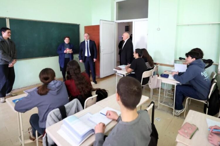 გივი მიქანაძე ვეკუას სახელობის ფიზიკა-მათემატიკის სკოლას ესტუმრა