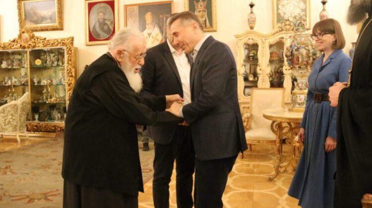 ბიძინა და ეკატერინა ივანიშვილები – ილია მეორის გარდაცვალებით დასრულდა ეპოქა ადამიანისა, რომელიც ღირსეულად ასრულებდა საქართველოს სულიერი მამის რთულ, საპასუხისმგებლო და, ამავე დროს, საპატიო მისიას