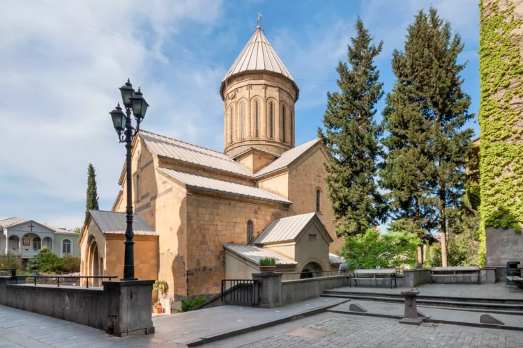 მოქალაქეები სიონის ტაძარში დილიდან მიდიან