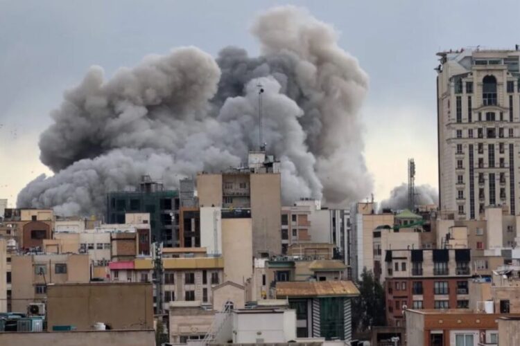 უფლებადამცველი ორგანიზაციის, HRANA-ს ცნობით, ომის დროს, სულ მცირე, 1 400 ირანელი მშვიდობიანი მოქალაქე დაიღუპა