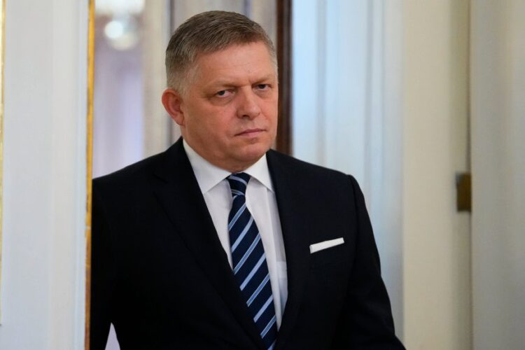 რობერტ ფიცო – პუტინს როდესაც ვხვდები, მაკრიტიკებენ, შემდეგ კი ბრიუსელის საპირფარეშოებში ყველა მეკითხება, რა თქვა პუტინმა? მაშინ რატომ არ მიდიან და არ ესაუბრებიან?