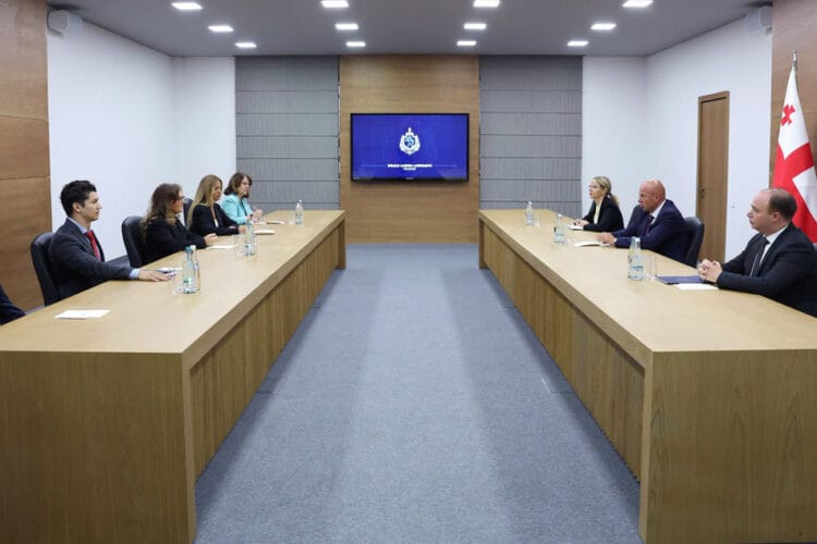 შინაგან საქმეთა მინისტრის მოადგილემ, შალვა თადუმაძემ აშშ-ის თავდაცვის საფრთხის შემცირების სააგენტოს ახლად დანიშნულ კავკასიის რეგიონულ ხელმძღვანელთან, ენტონი სპირსთან გაცნობითი შეხვედრა გამართა