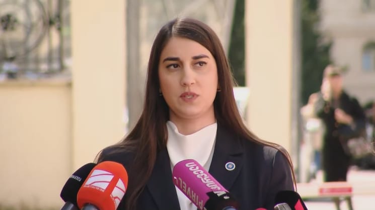 პროკურორის განმარტებით, სუს-ის უფროსის ყოფილი მოადგილის, ლევან ახობაძის გირაოს სანაცვლოდ გათავისუფლების საფუძველი მისი მხრიდან მოწმეებზე ზემოქმედების საფრთხეების შემცირება გახდა